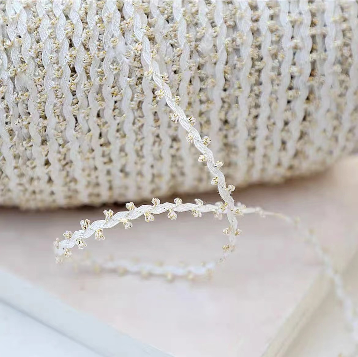 0.6cm white silk golden onion double ear