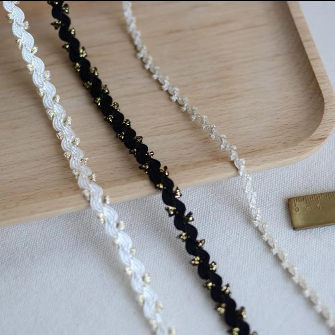 0.6cm black silk golden onion earband