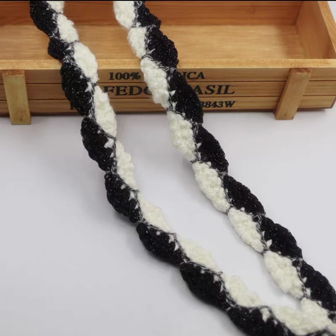 2.2cm black and white wavy belt